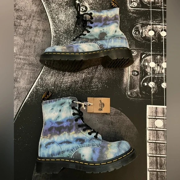 NEW Dr. Martens Boots - Picture 13 of 15